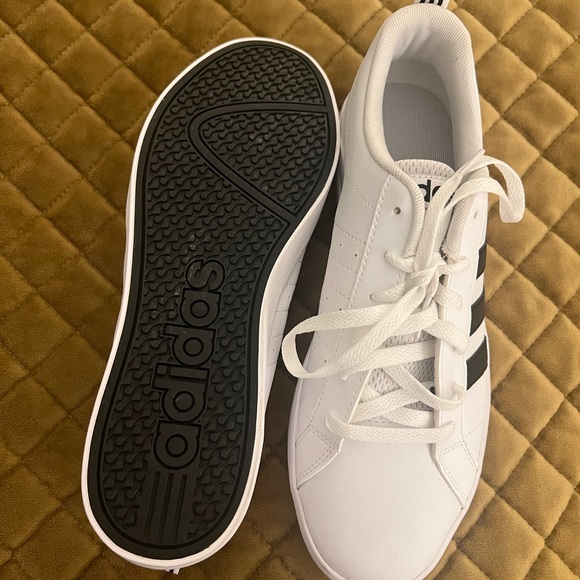 Classic Adidas - Picture 6 of 6